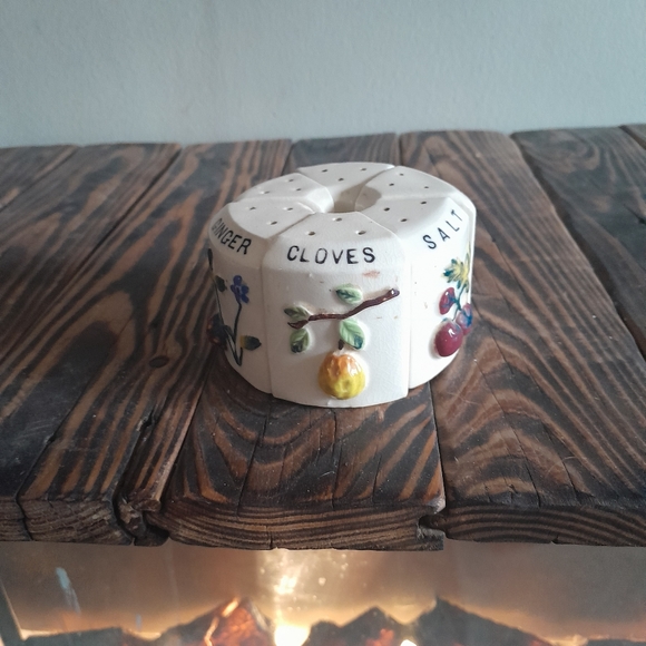 Vintage 6 piece salt, pepper and spice shakers - Picture 5 of 9